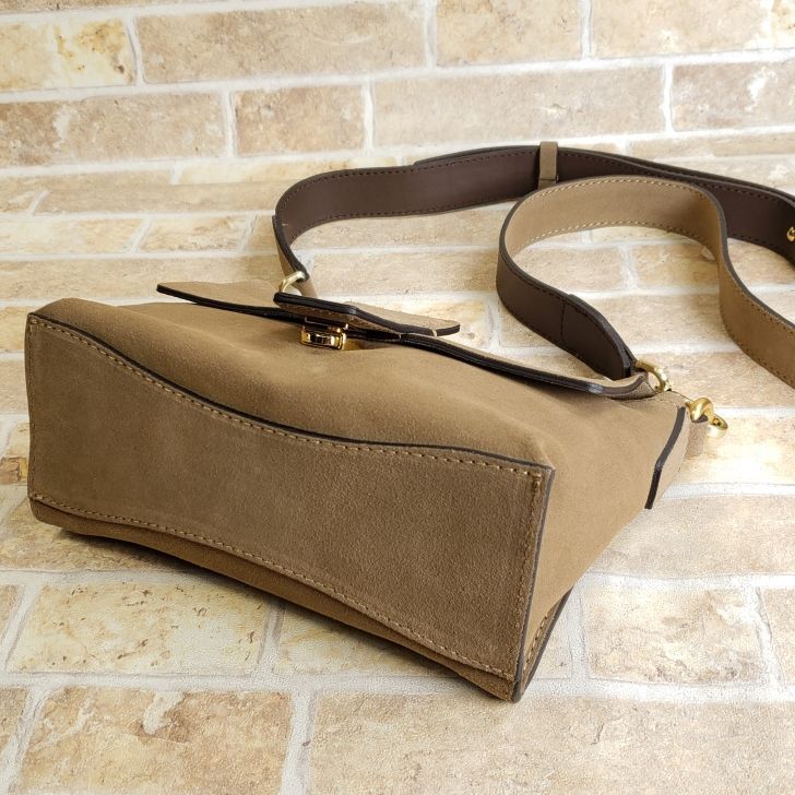 ジャンニキアリーニ ☆ スエードレザー フラップ ショルダーバッグ