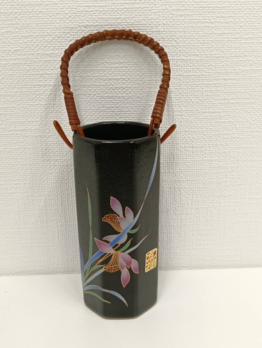 中古品】 伝統工芸品 花器 花瓶 花柄 花文様 漆器 黒漆 骨董品 工芸品