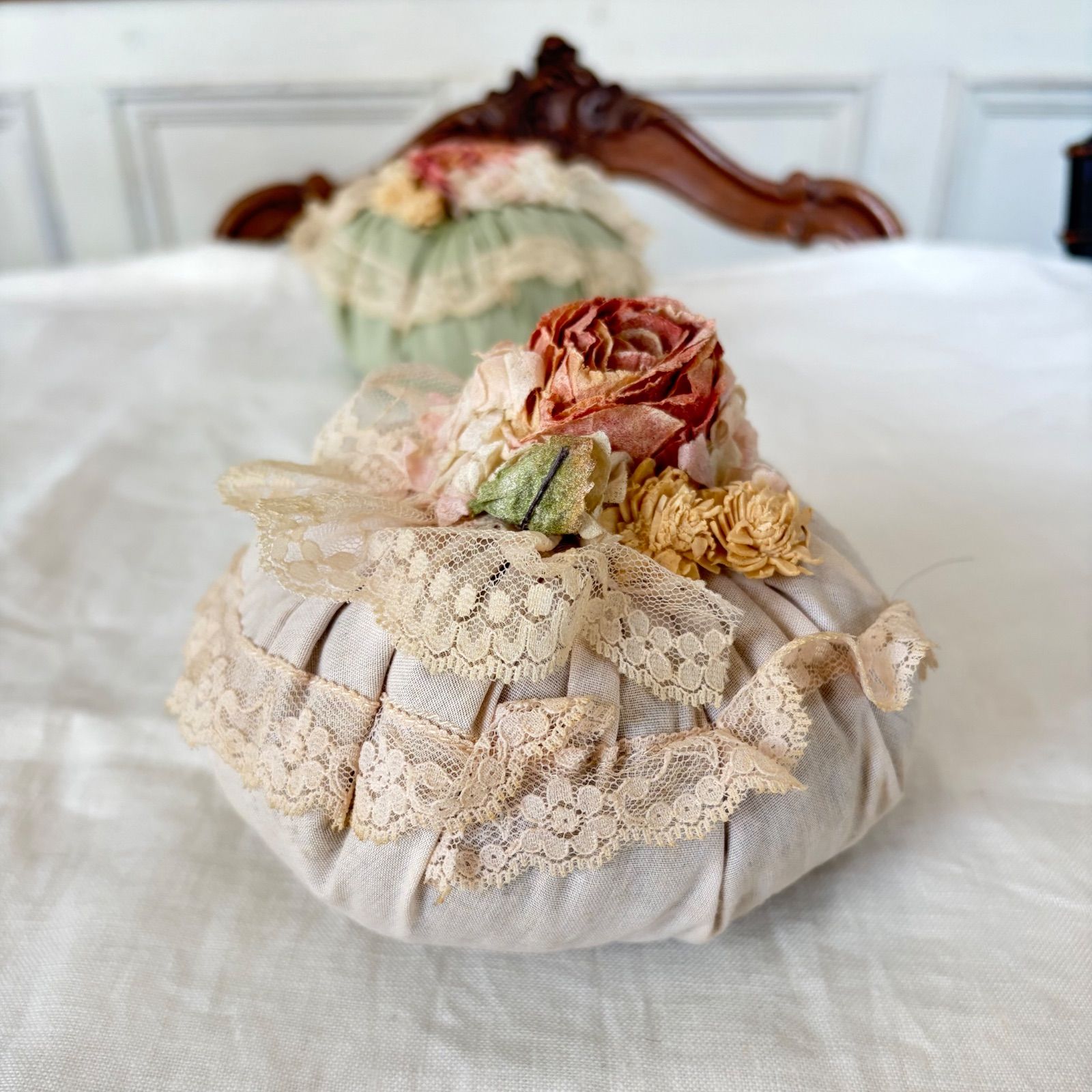 フランスアンティーク ブドワール サッシェ レース 花飾り クッション