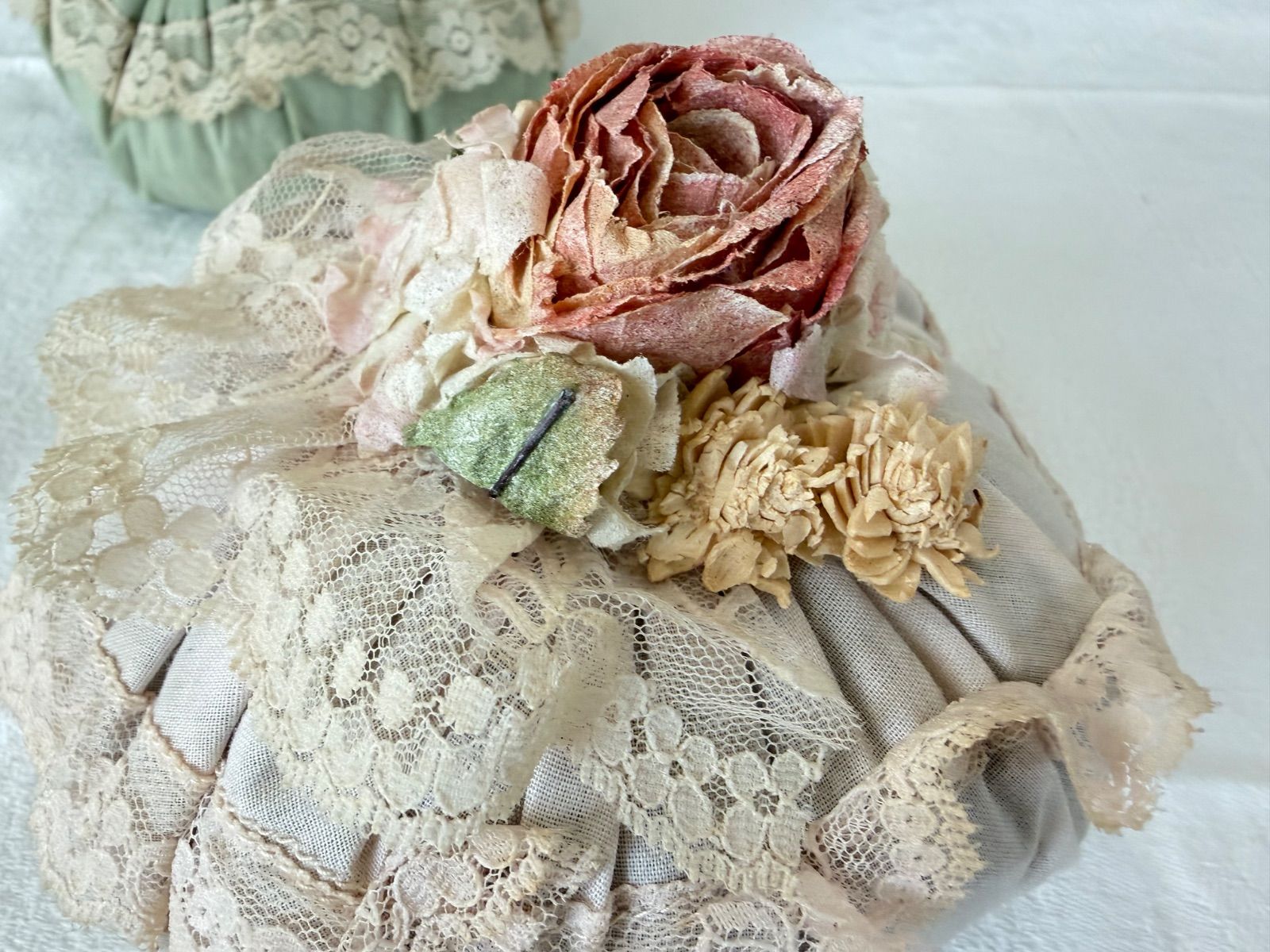 フランスアンティーク ブドワール サッシェ レース 花飾り クッション