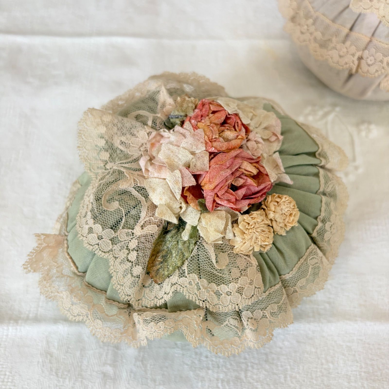 フランスアンティーク ブドワール サッシェ レース 花飾り クッション