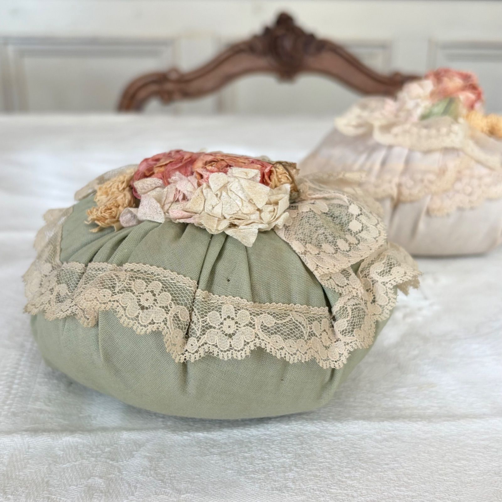 フランスアンティーク ブドワール サッシェ レース 花飾り クッション