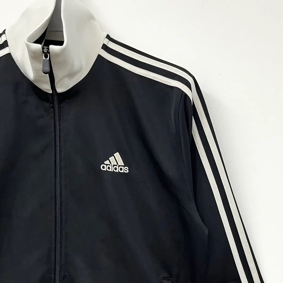 アディダス 刺繍 ロゴ オレオ 白黒 トラックジャージ - メルカリ