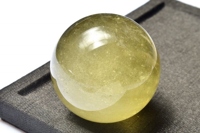 1点物】希少◇宇宙からの贈り物 リビアングラス 32.5mm 丸玉(台座付き