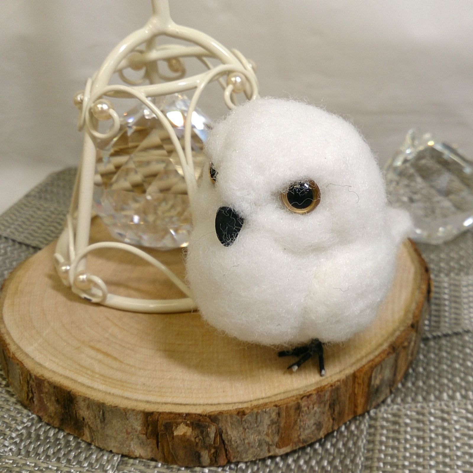 まんまる可愛いシロフクロウの羊毛フェルト置物｜静かに佇む白い