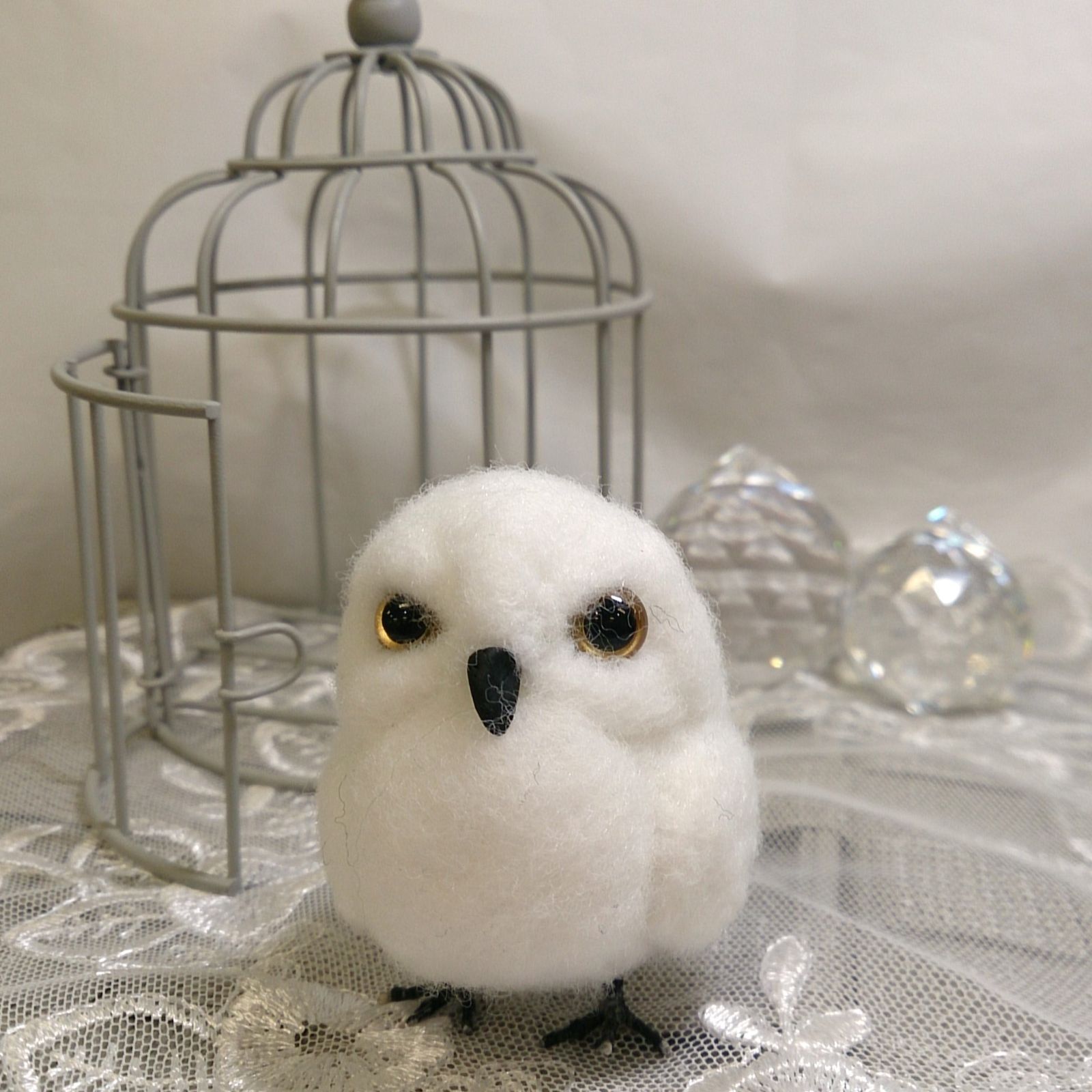 まんまる可愛いシロフクロウの羊毛フェルト置物｜静かに佇む白い