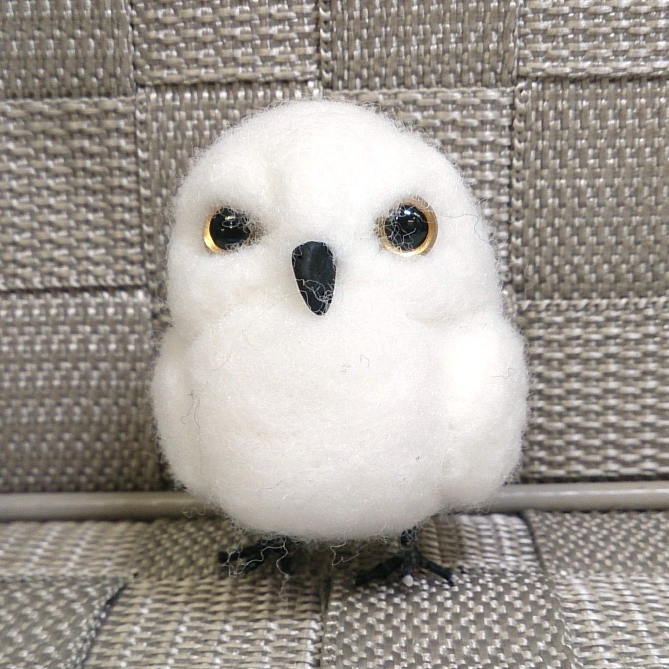 まんまる可愛いシロフクロウの羊毛フェルト置物｜静かに佇む白い