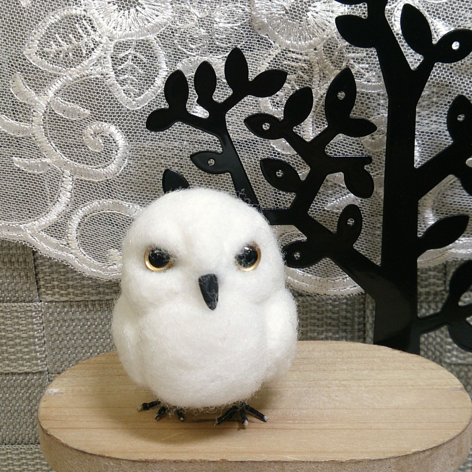 まんまる可愛いシロフクロウの羊毛フェルト置物｜静かに佇む白い