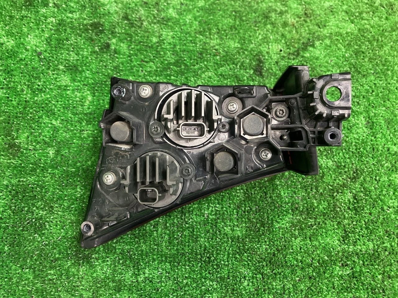 プリウス ZVW55 右テールランプ・テールライト Sツーリング