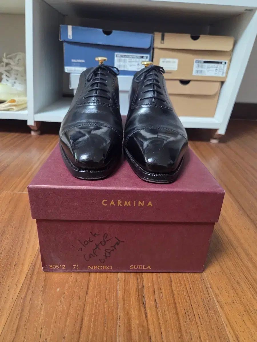 Carmina ブラック キャップトゥ オックスフォード メンズ 靴