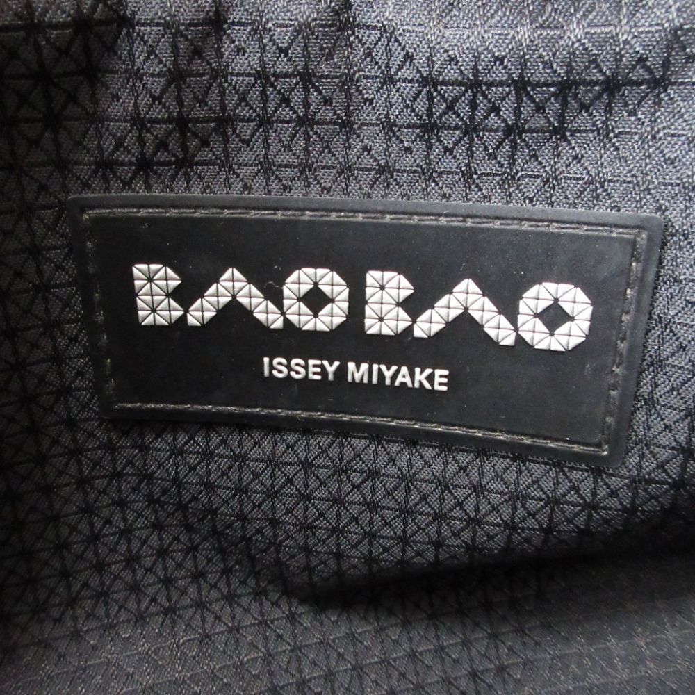 イッセイ　ミヤケ　シルバー クラッチバッグ ISSEY MIYAKE（イッセイミヤケ） 中古 イッセイ ミヤケ クラッチバッグ