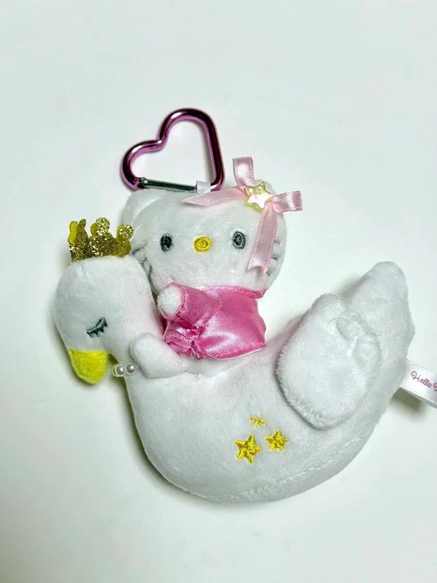 ハローキティ白鳥ぬいぐるみキーホルダー - メルカリ