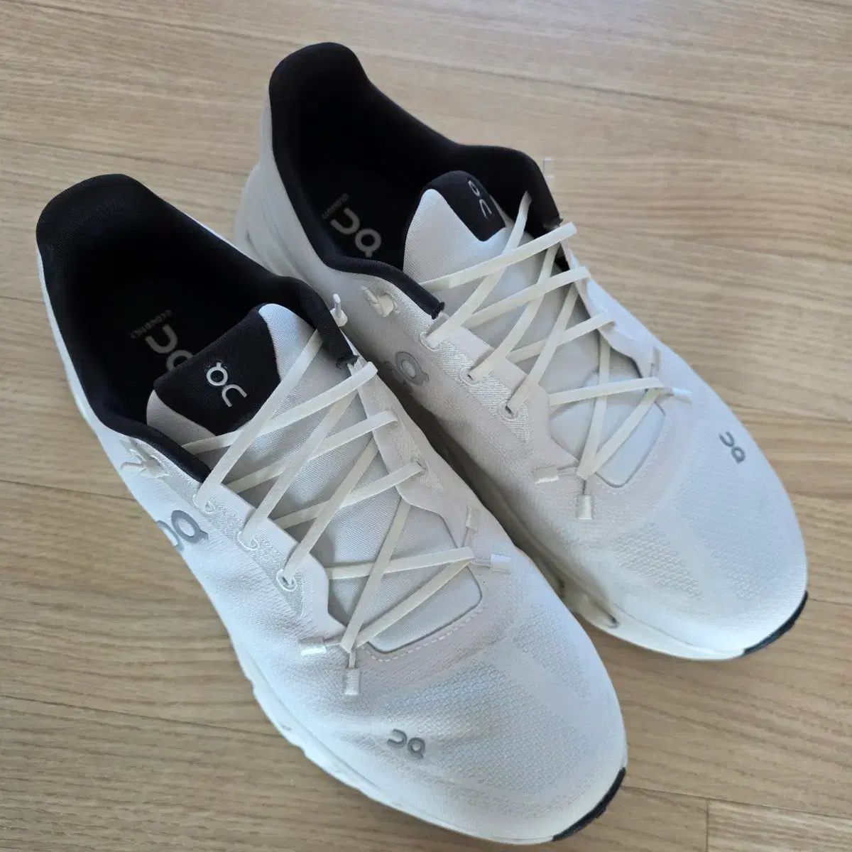  オンランニング クラウドティルト 28. 登山靴 トレッキングシューズ アウトドアシューズ