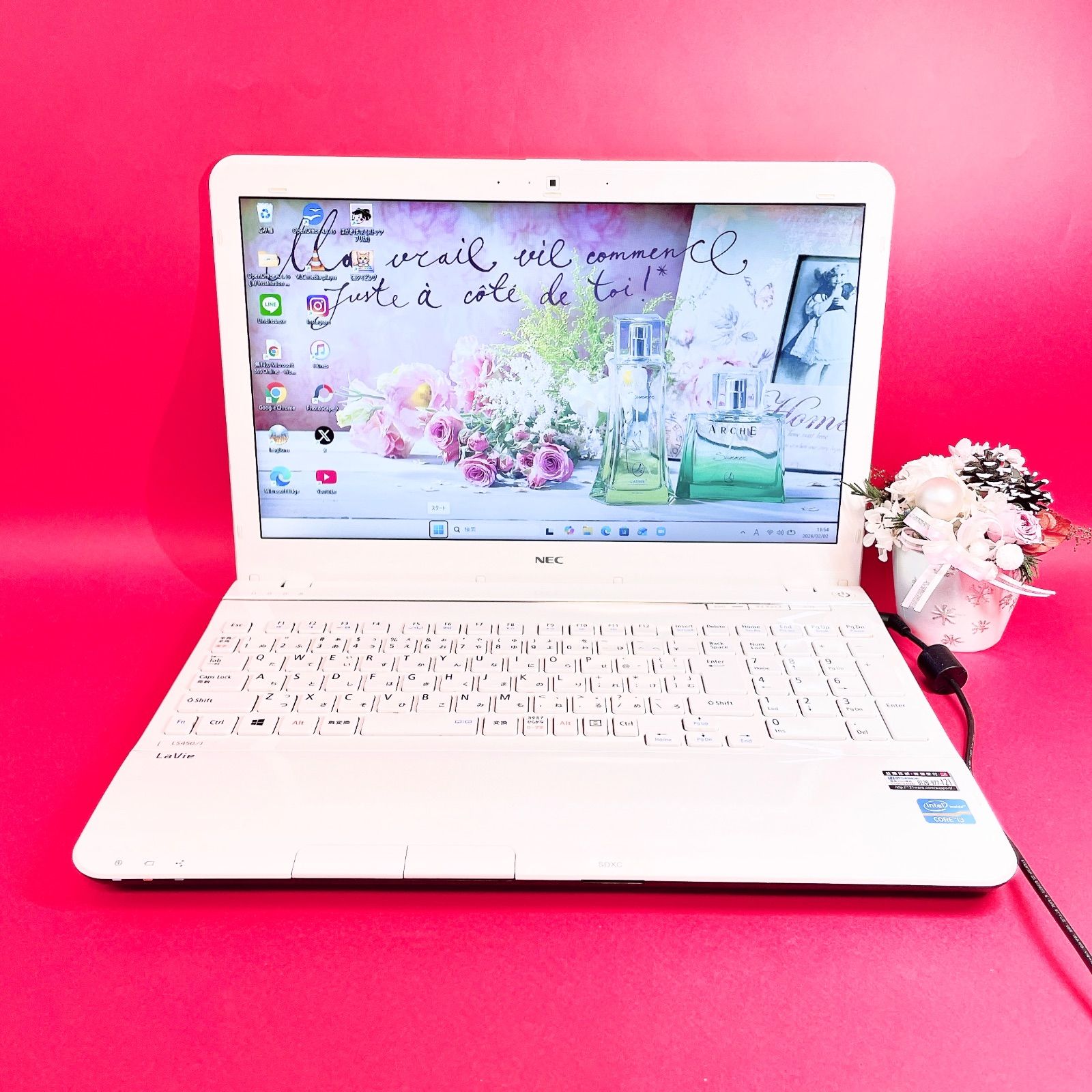 設定済みでサクサク動くSSD⭐大人気白ノートパソコン⭐WEBカメラ⭐社会人・学生 初期設定済みですぐ使える❣️サクサク快適ノートパソコン✨️薄型