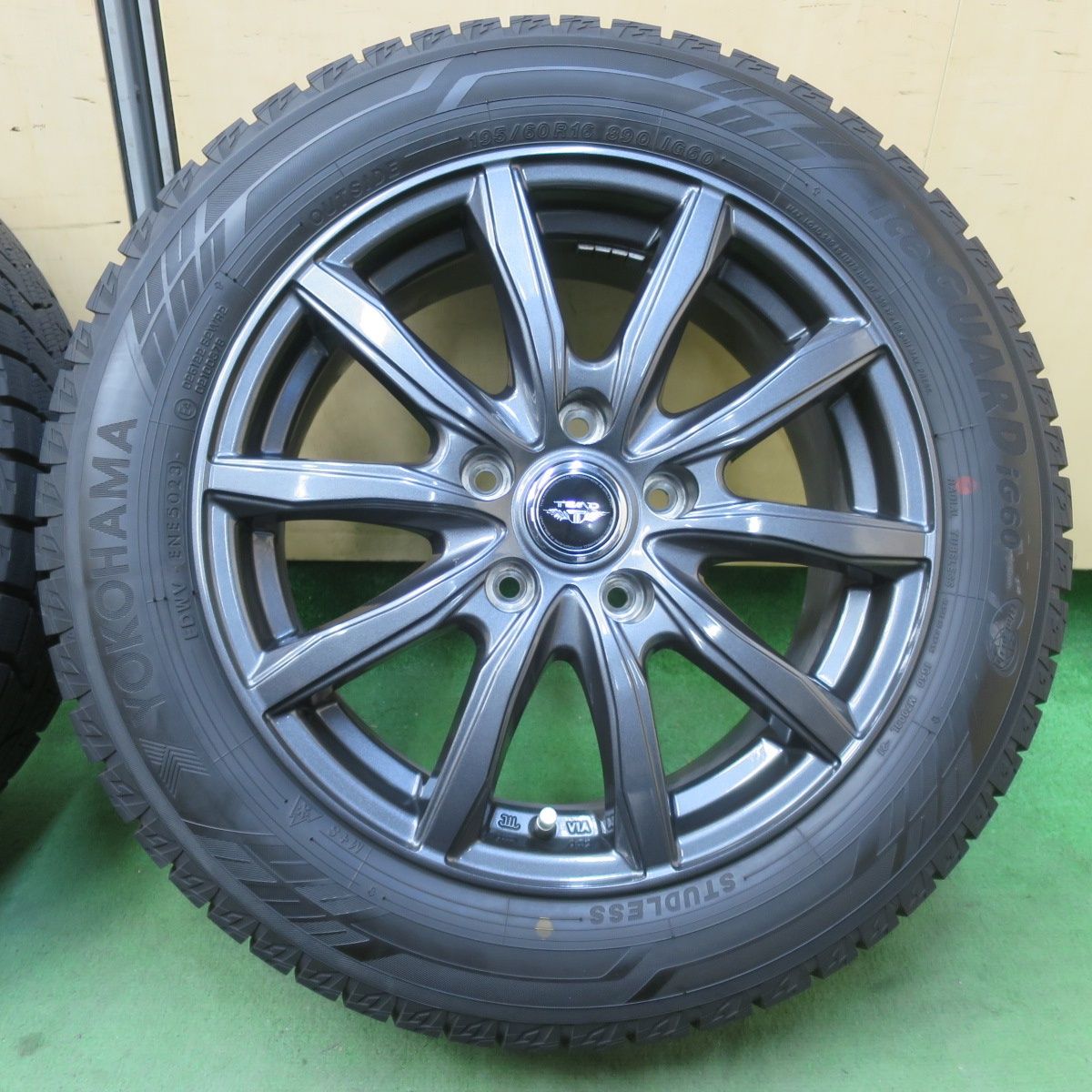 バリ溝！23年！キレイ！ほぼ10分☆スタッドレス 195/60R16 ヨコハマ