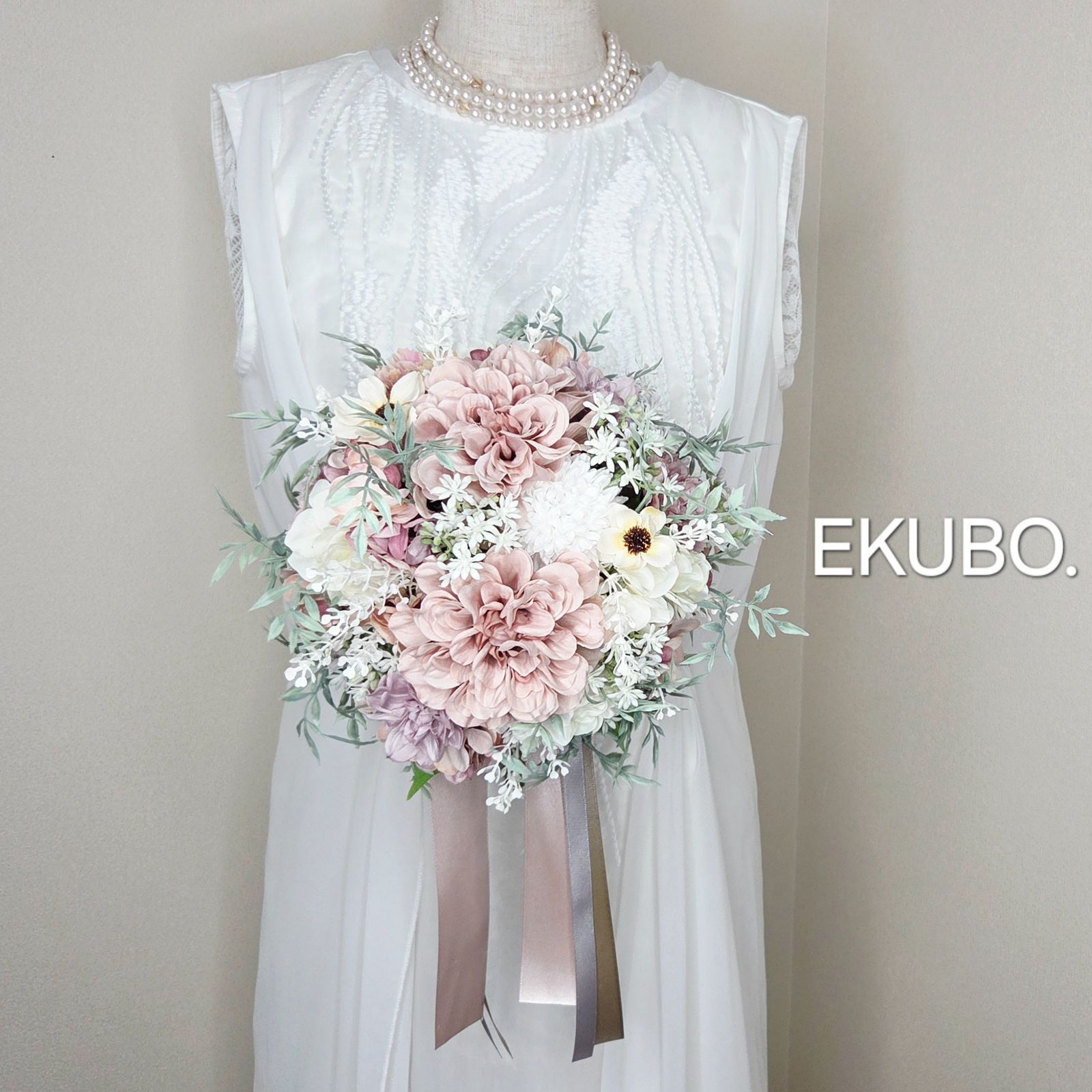 ウェディングブーケ フープブーケ　ブートニア付き ライトモーヴピンクダリアのラウンドクラッチブーケ】c573