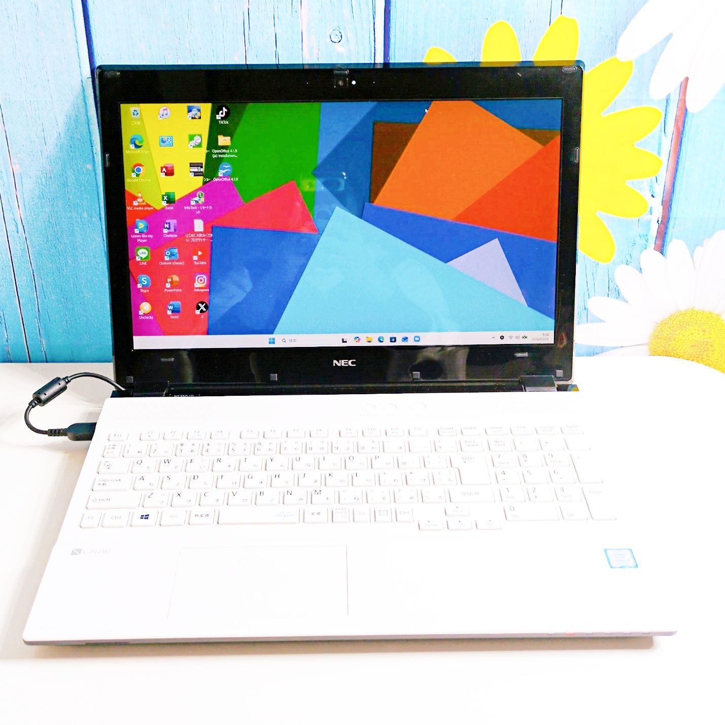 白　新品SSD256GB⭐️windows11　ノートパソコン　ホワイト　713 第7世代 Windows11 新品SSD 初期設定済 白ノートPC オフィス付