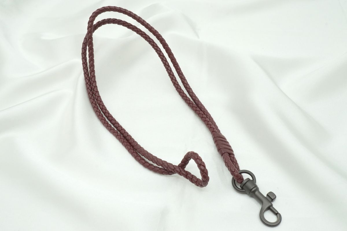 ボッテガ ヴェネタ イントレチャート ネックストラップ 編み込み