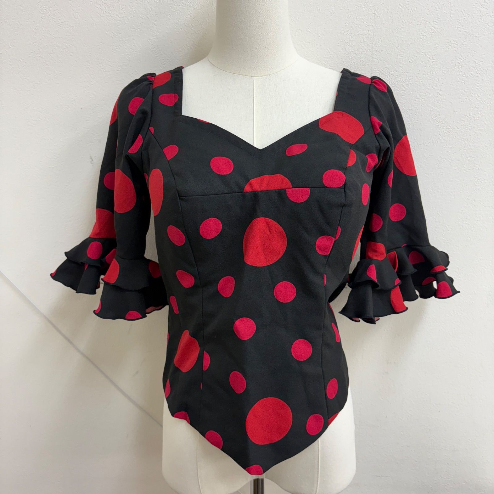 フラメンコ衣装 トップス ブラウス 袖フリル 赤 黒 水玉 ドット柄
