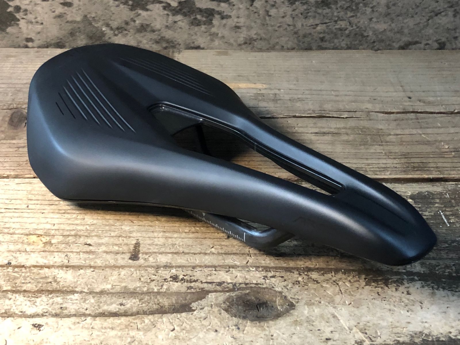 JU418 フィジーク fizik ヴェント VENTO ARGO R1 サドル 黒 カーボン