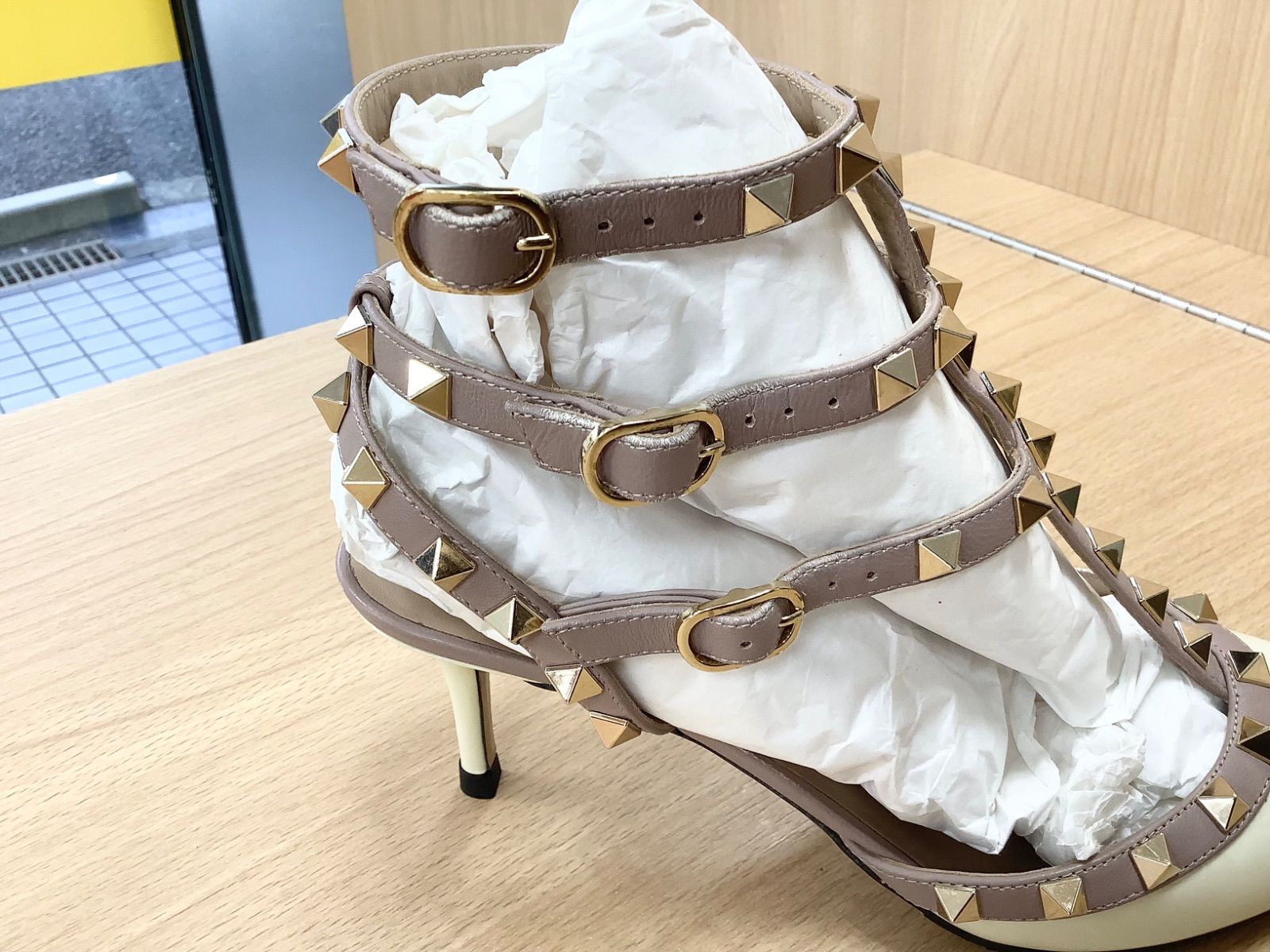 G1586VALENTINOヴァレンティノ ガラヴァーニ スタッズ パンプス 37