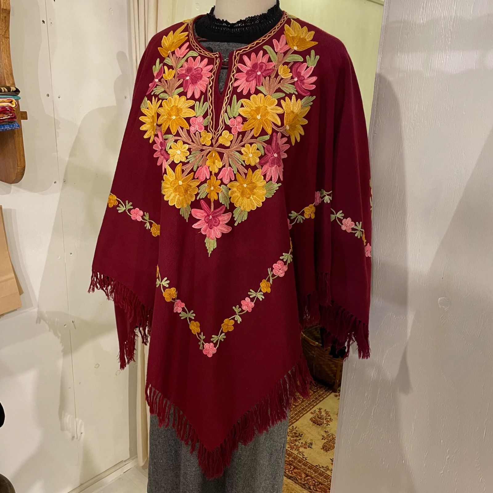 古着 お花の刺繍ポンチョ レディース - メルカリ