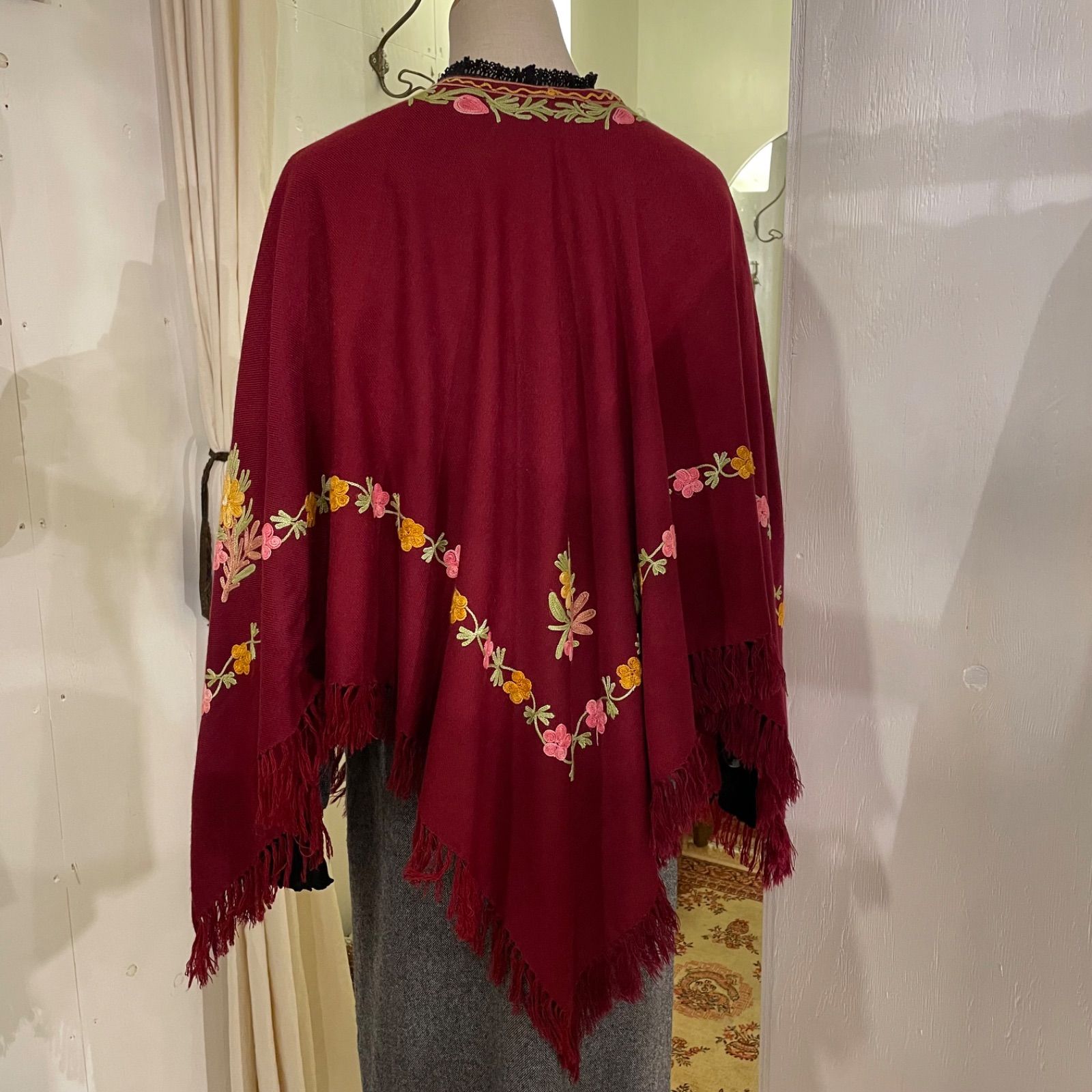 ヴィンテージ 刺繍 ポンチョ ケープ 古着 お花の刺繍ポンチョ レディース - メルカリ