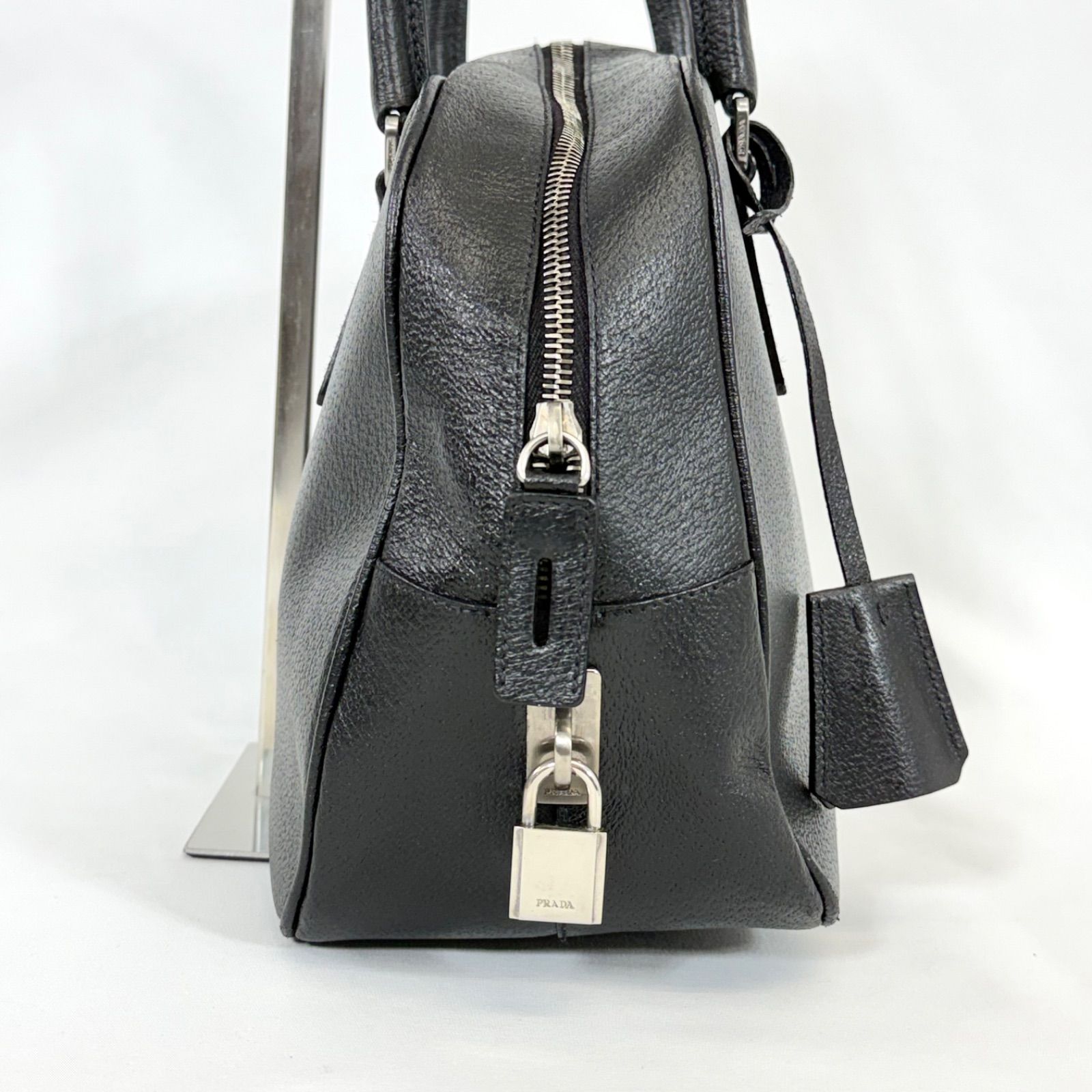 希少 鍵付き・美品】PRADA プラダ レザー 三角プレート スモール