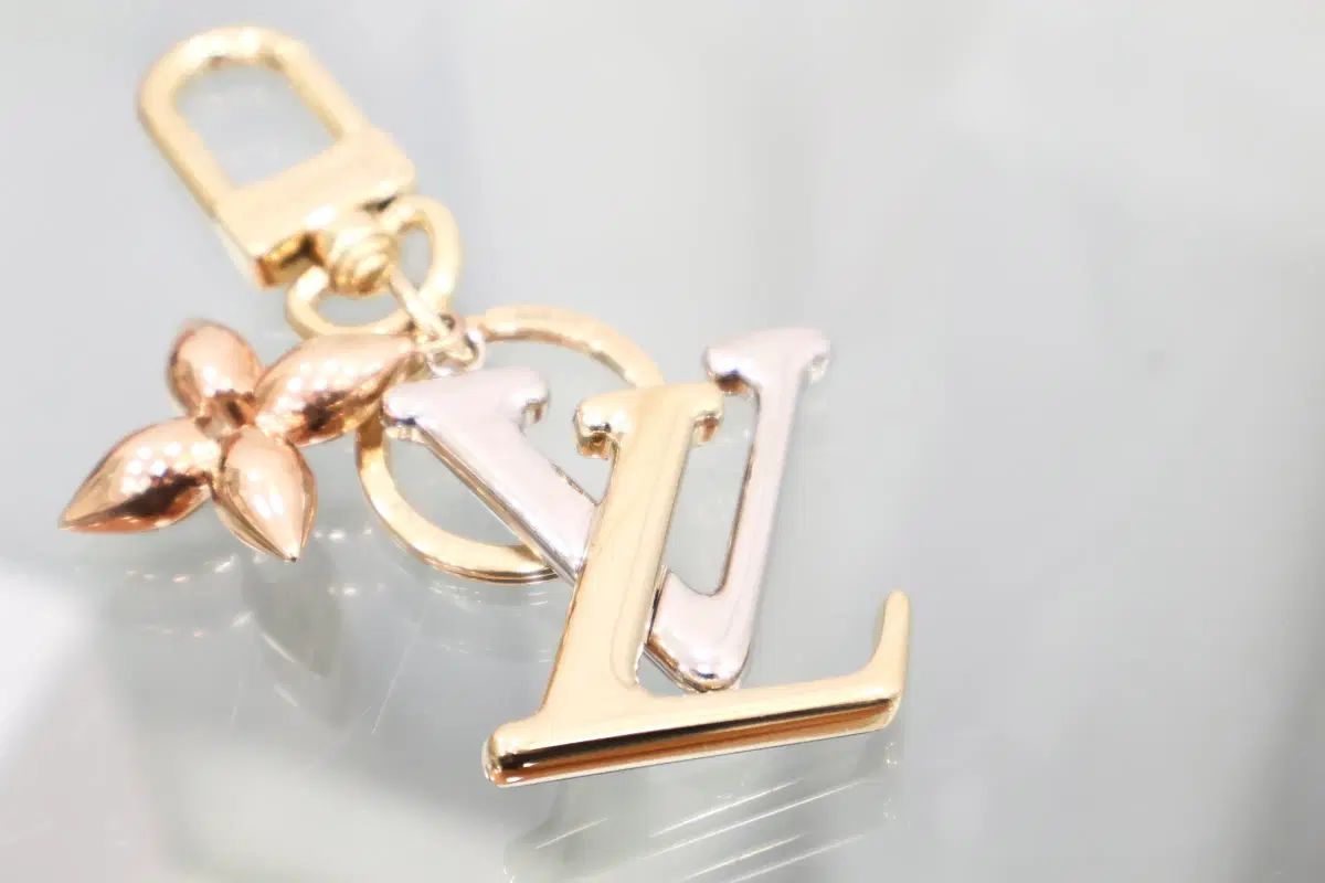 ルイヴィトン LV ロゴ キーホルダー M68449 - メルカリ