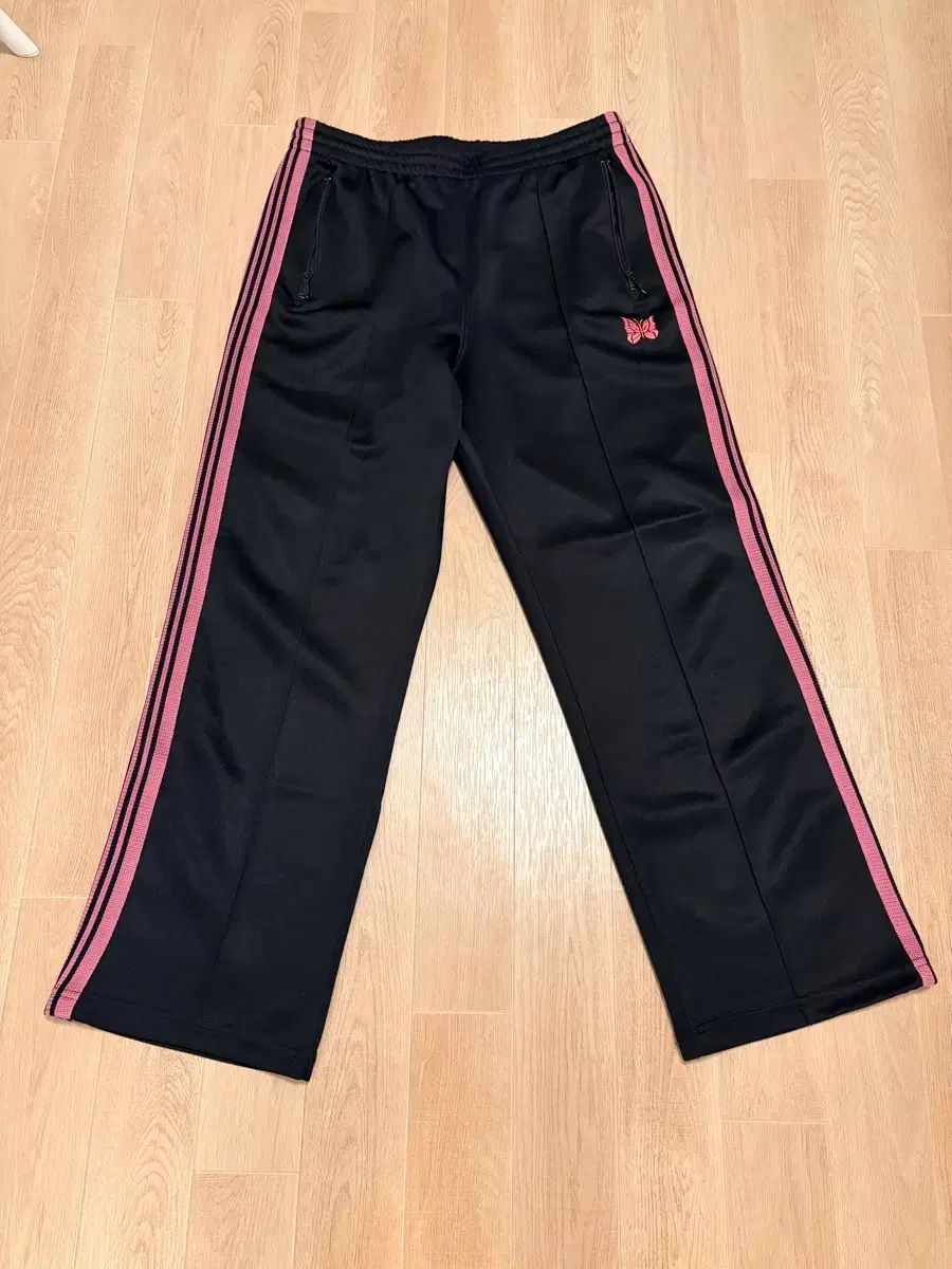 NEEDLES ストレート トラックパンツ ブラック ピンク M - メルカリ