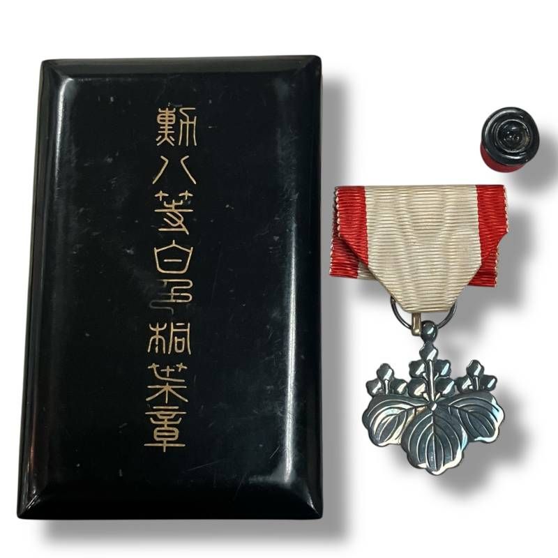 60]251216-8521-4325 SA300 勲八等白色桐葉章 旧日本軍 勲章 箱付き