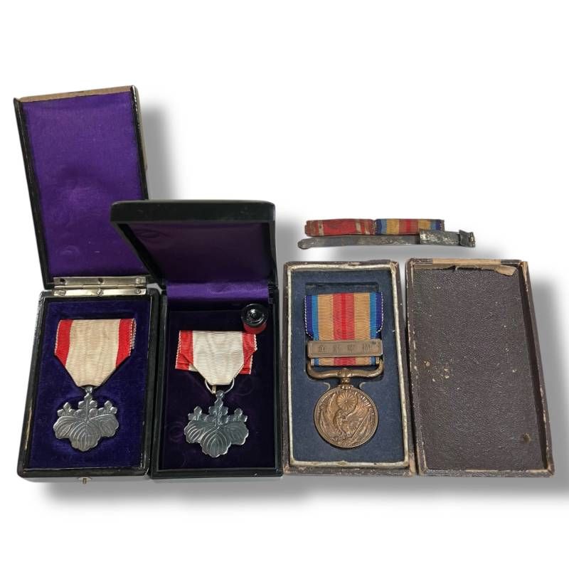 60]251216-8521-4325 SA300 勲八等白色桐葉章 旧日本軍 勲章 箱付き