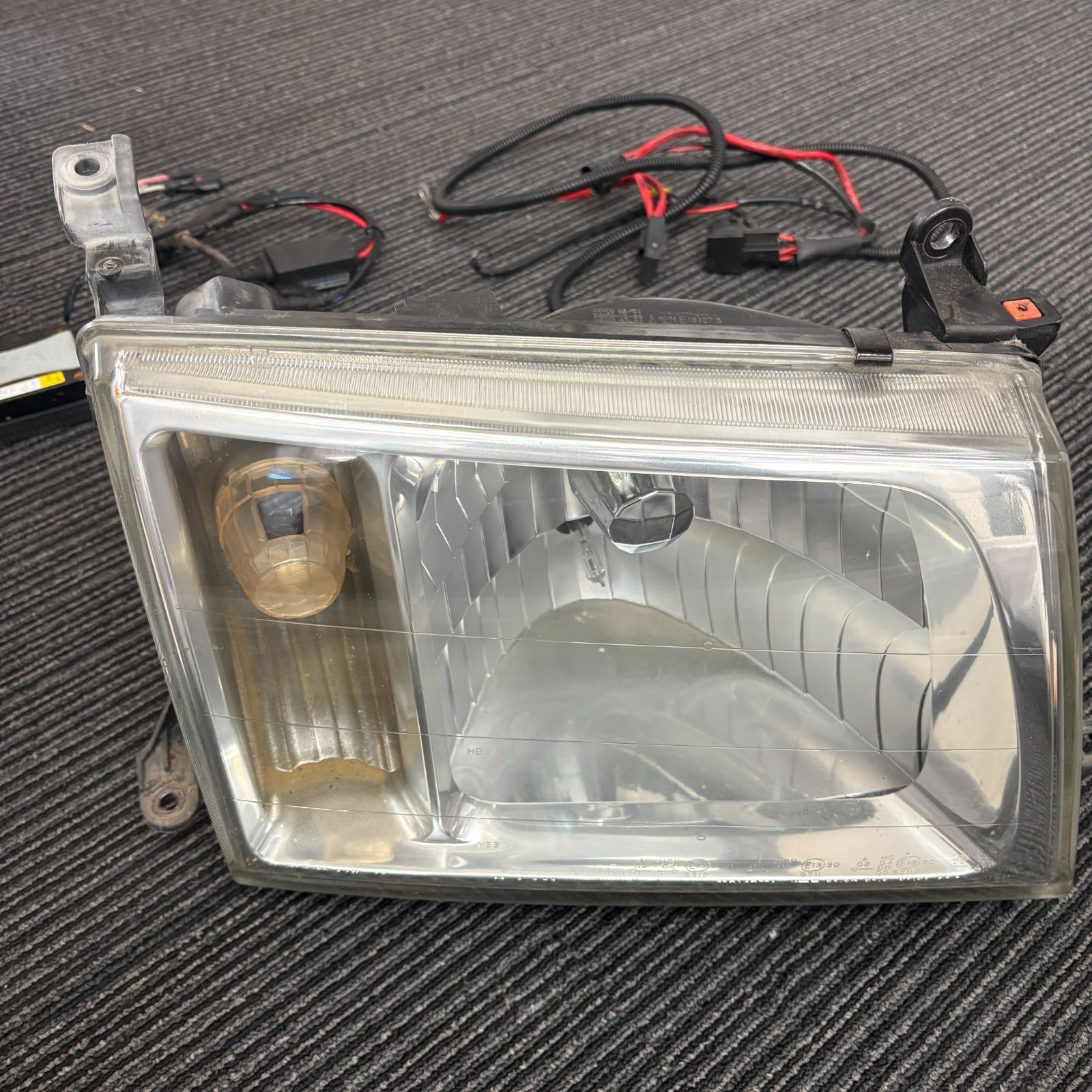 トヨタ ランクル 100系 純正ヘッドライト - メルカリ