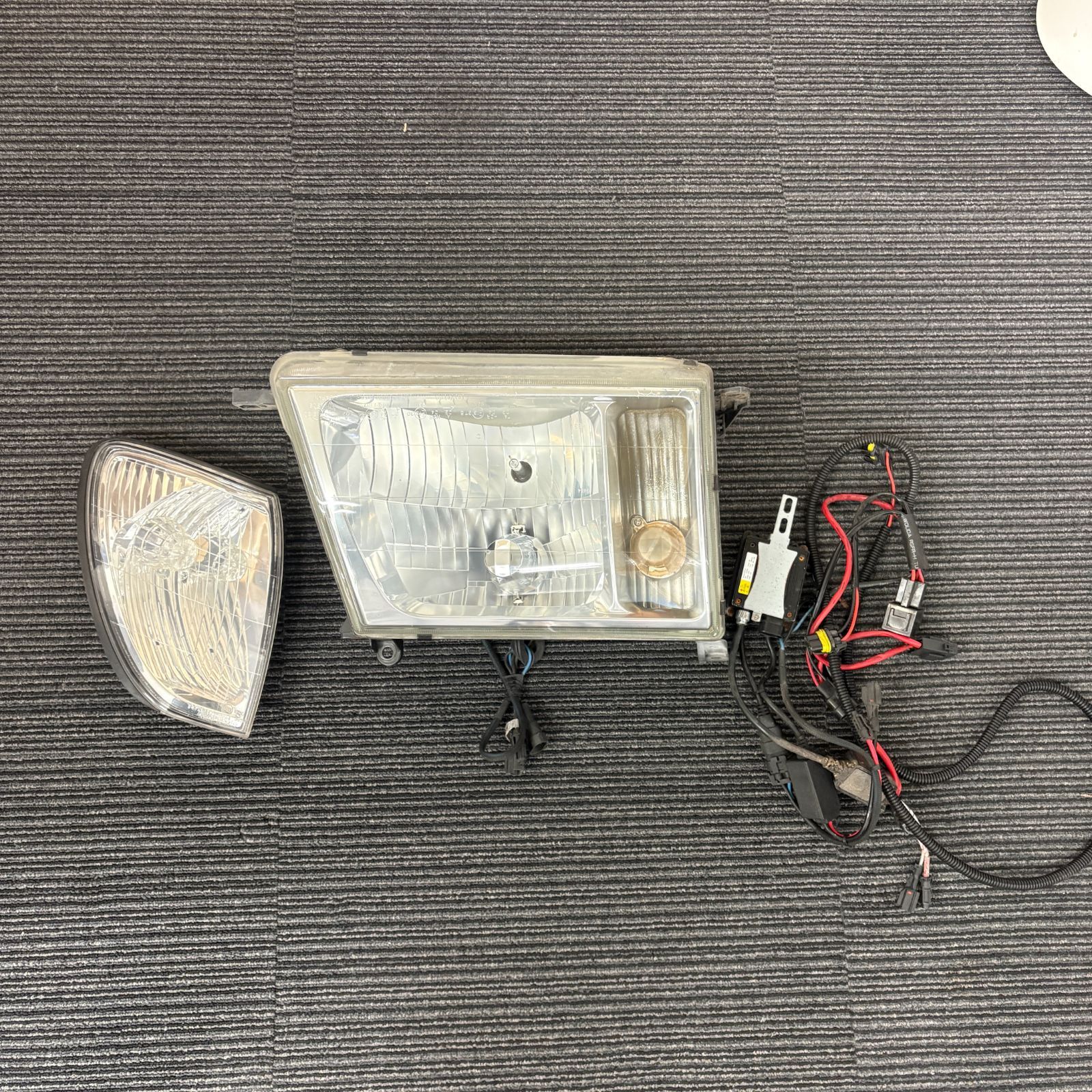 トヨタ ランクル 100系 純正ヘッドライト - メルカリ