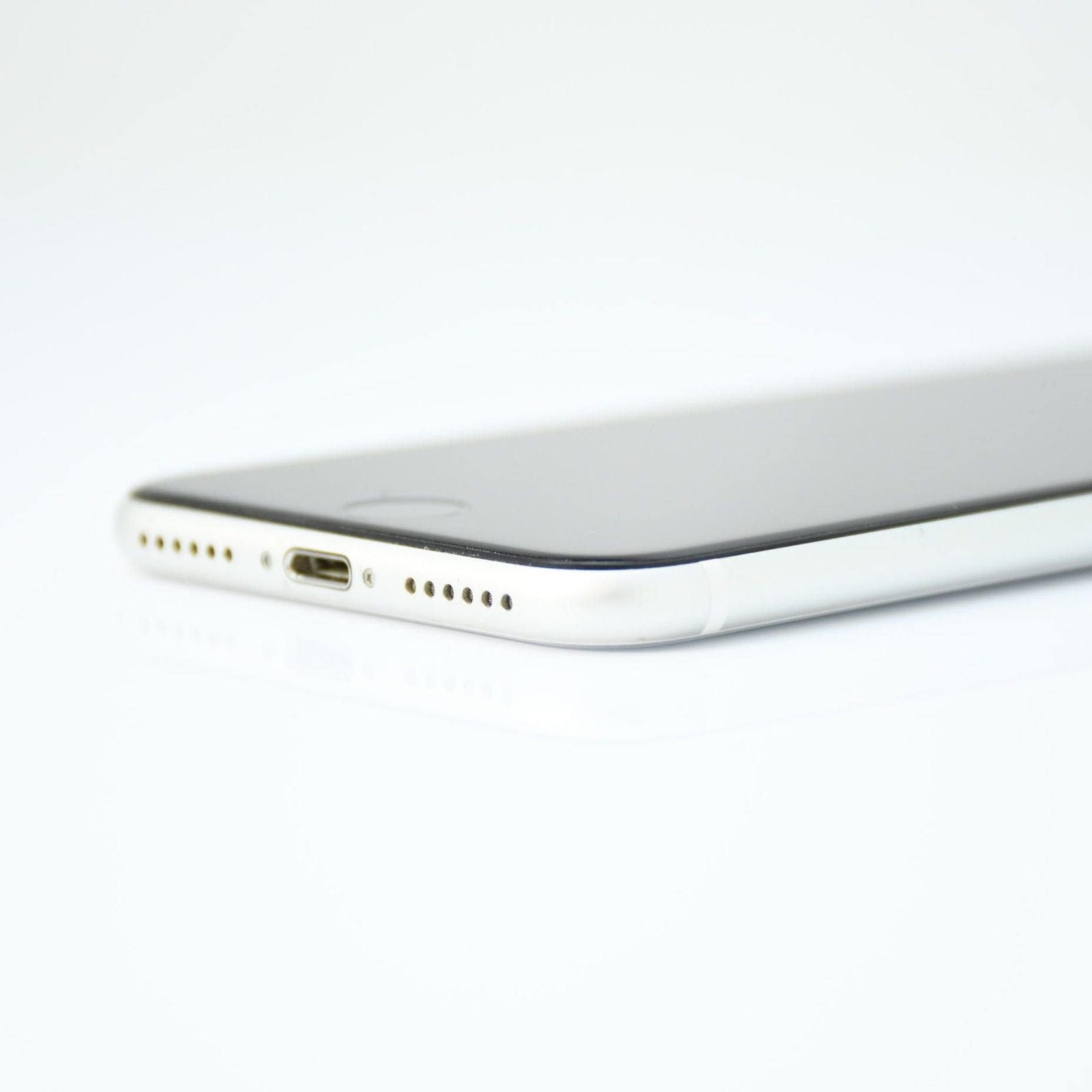 バッテリー最大容量 100％＊美品】docomo SIMフリー iPhone SE第2世代