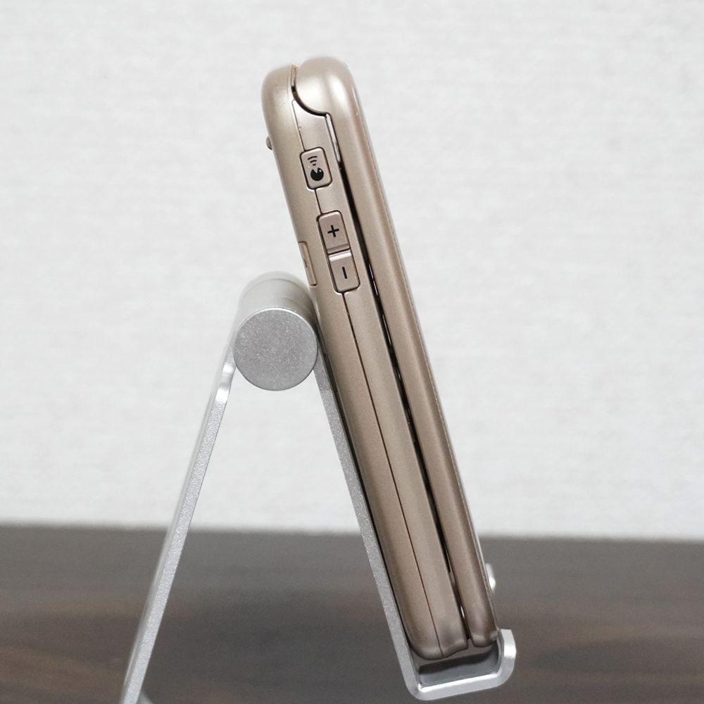 docomo らくらくホン F-02J ゴールド 【SIMロック解除済】 4G LTE
