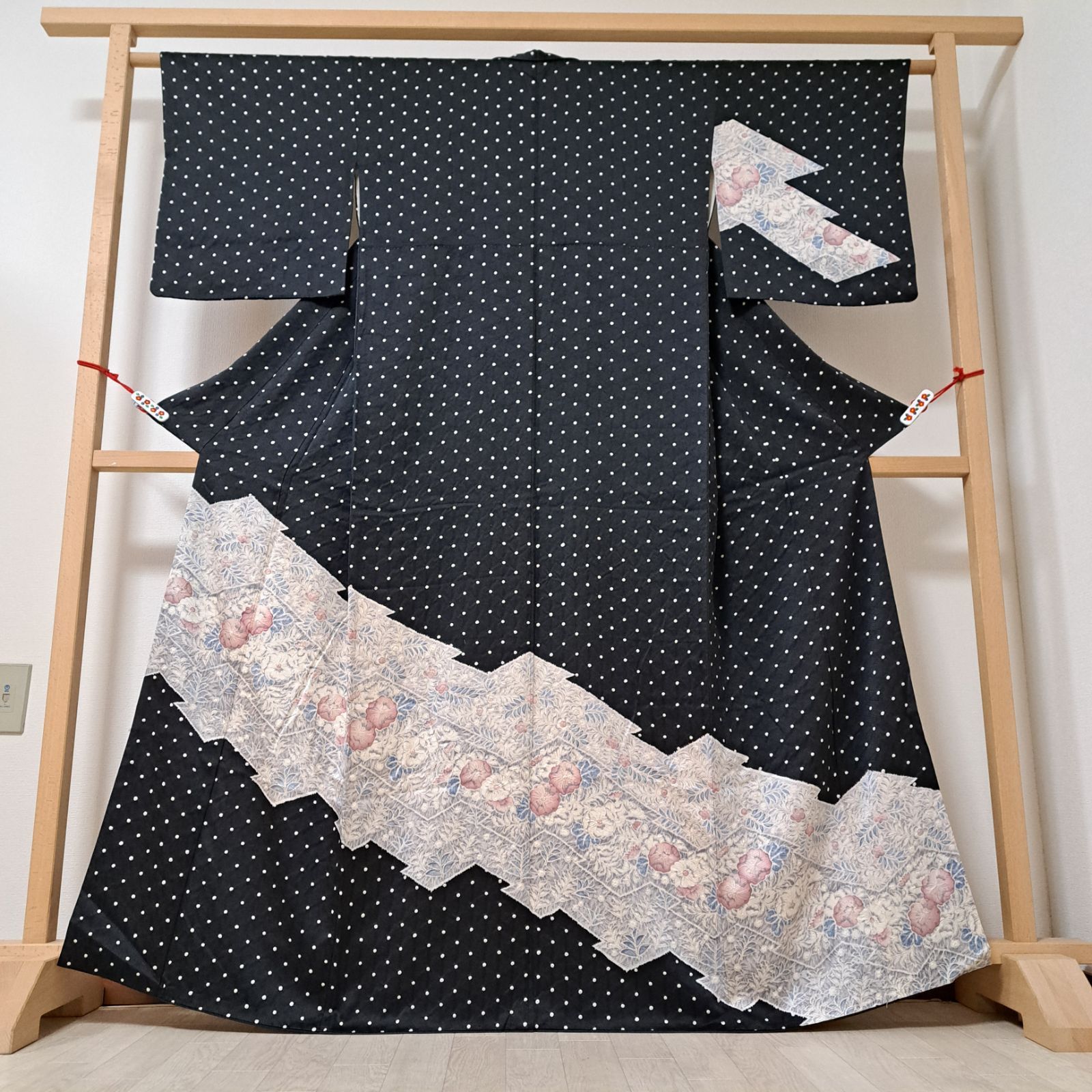 付下げ】裄68 身丈167.5 袖49 正絹 袷 黒地に白の絞り加工と辻が花風