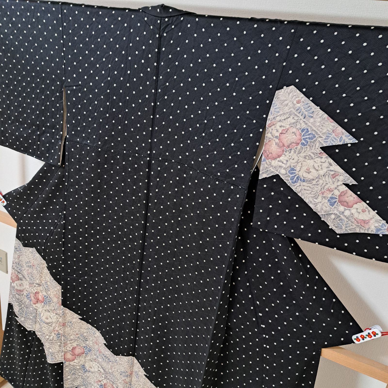 付下げ】裄68 身丈167.5 袖49 正絹 袷 黒地に白の絞り加工と辻が花風