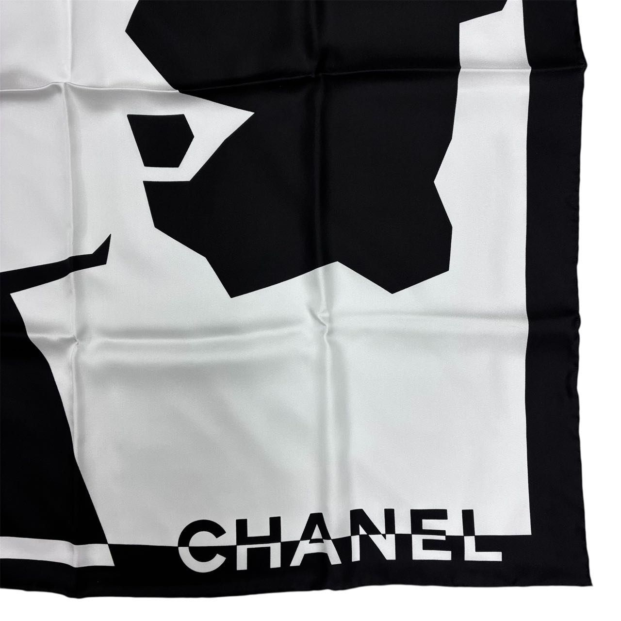 新品同様 CHANEL シャネル シルク％ 2022年 大判 スカーフ ココマーク