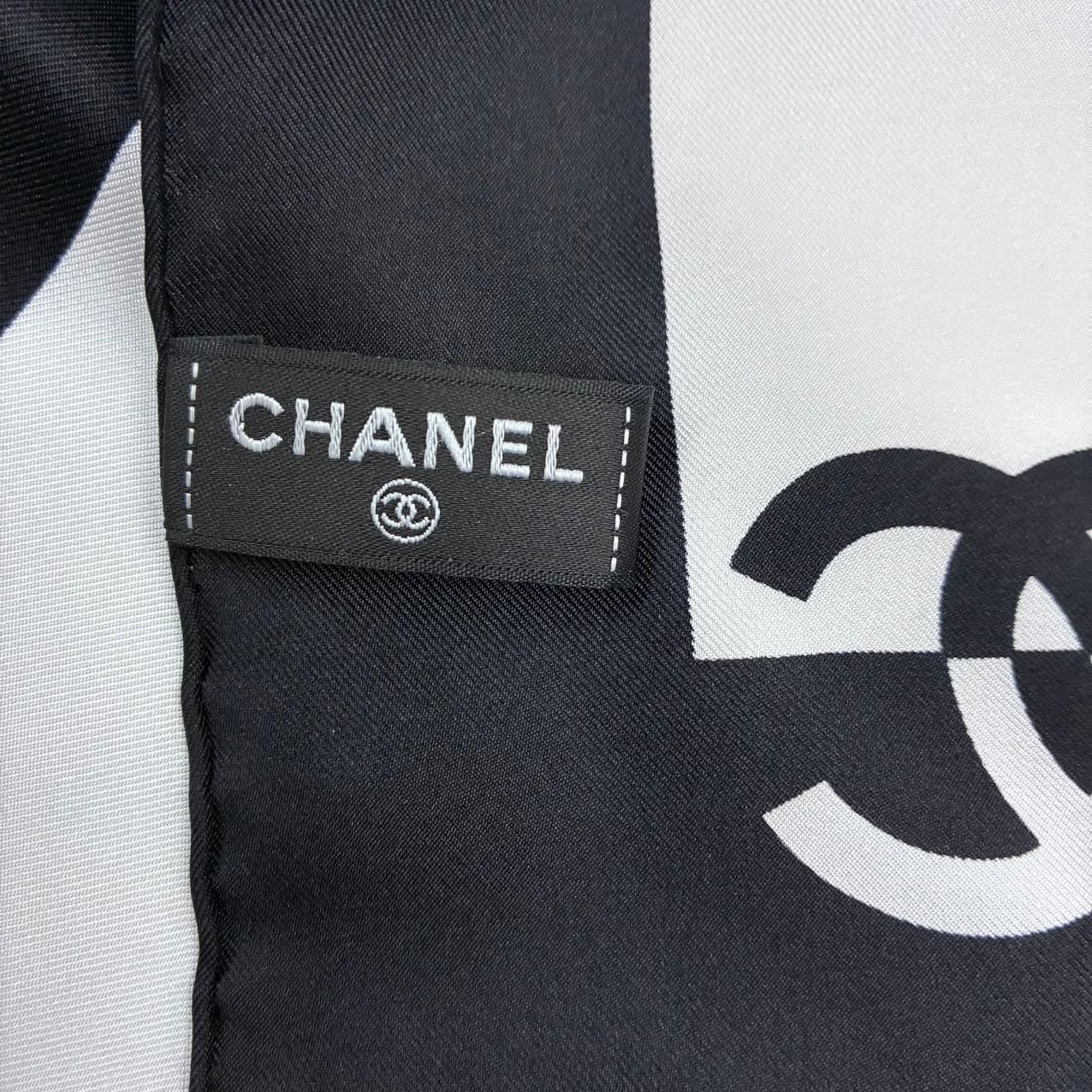 新品同様 CHANEL シャネル シルク％ 2022年 大判 スカーフ ココマーク