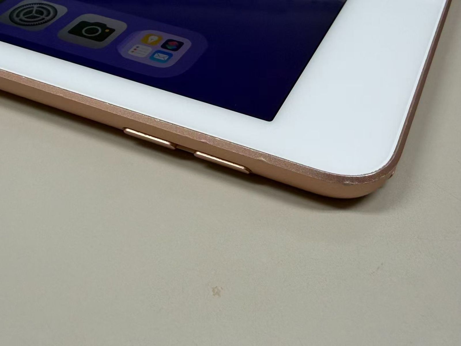 iPad（第7世代）のWi-Fi + Cellularモデル　ゴールド系 iPad Wi-Fi 128GB - ゴールド（第7世代） [整備済製品] - Apple（日本）