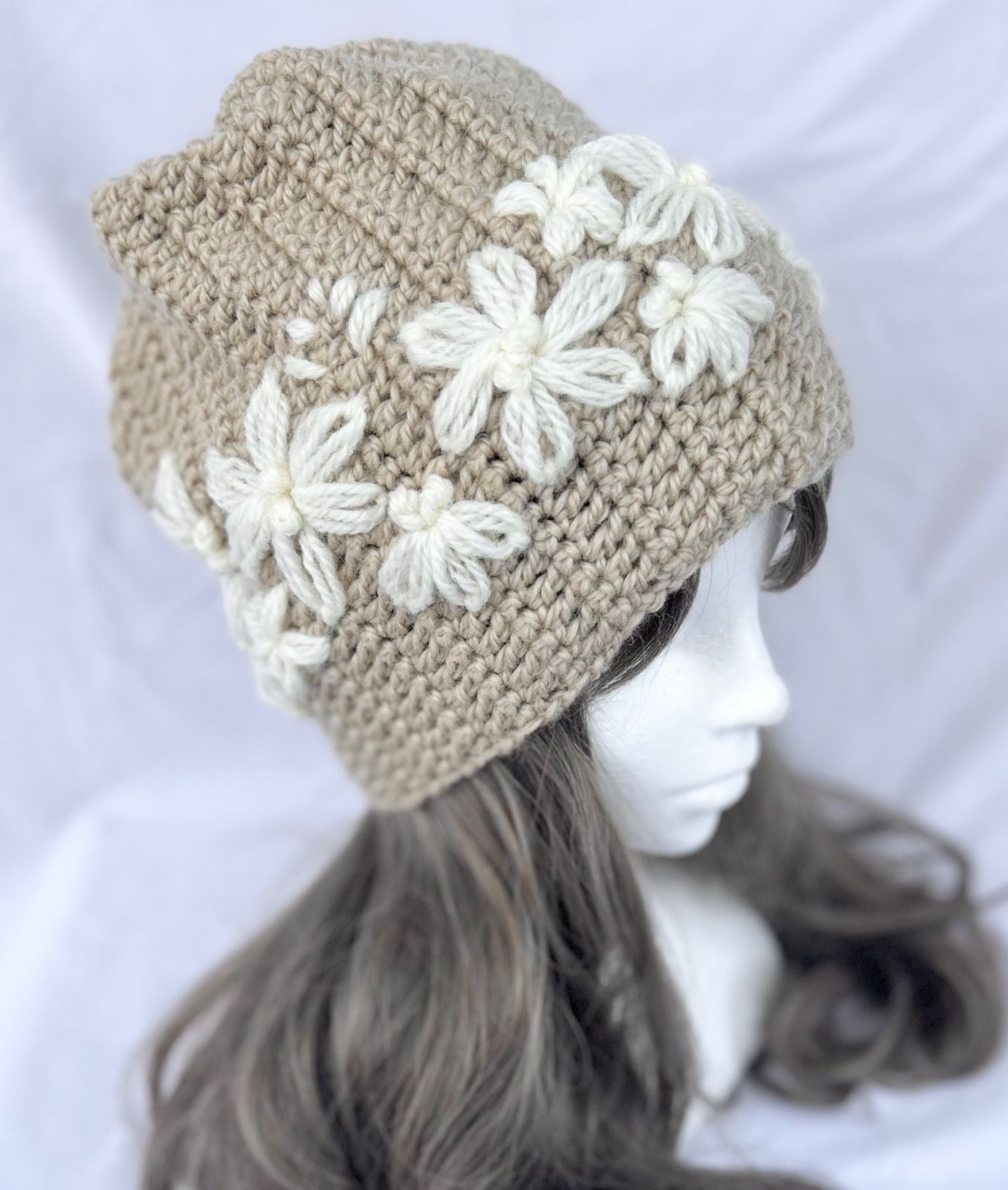 ハンドメイド ニットキャップ ビーニー ニット帽 立体刺繍 ベージュ