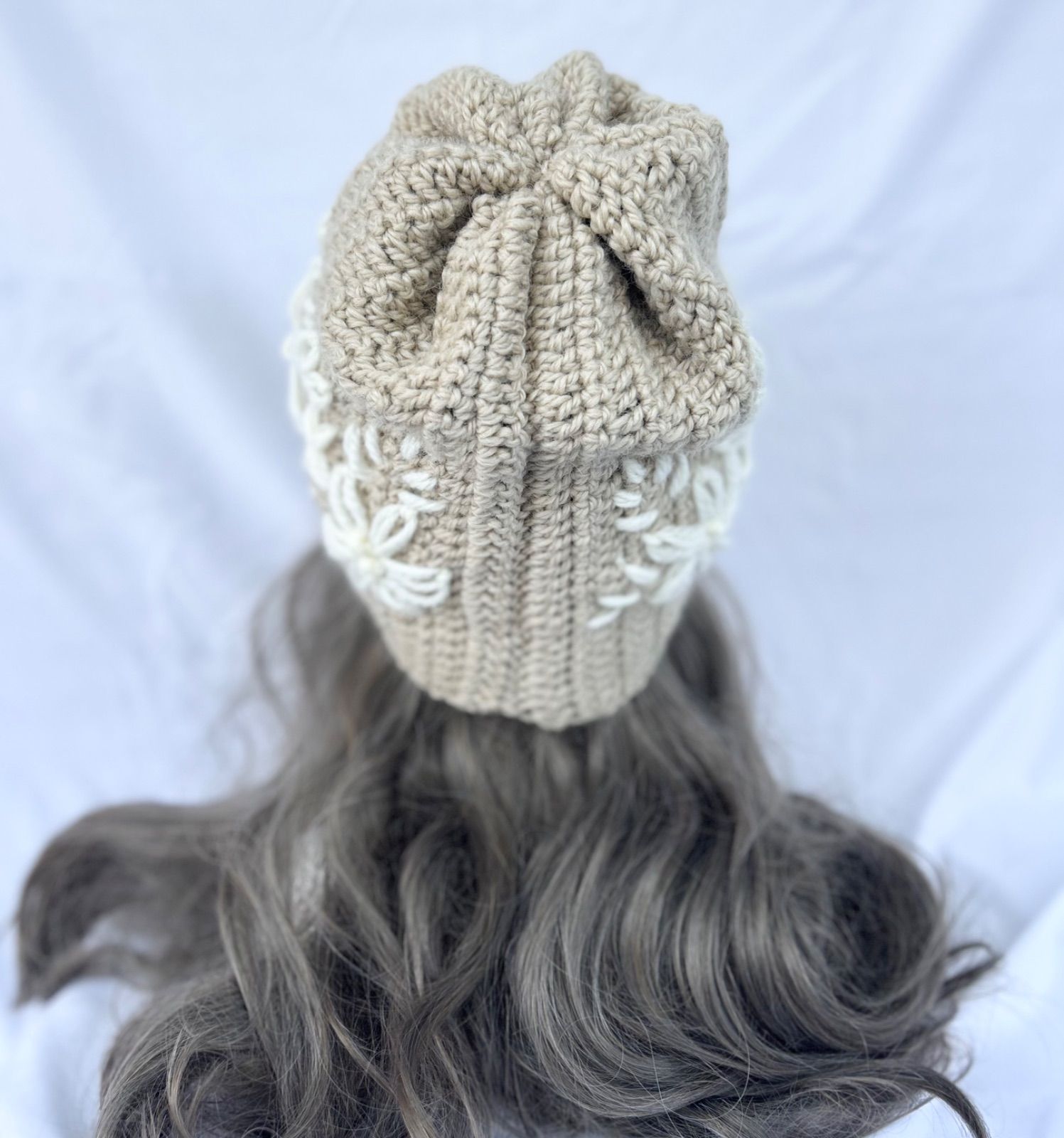 ハンドメイド ニットキャップ ビーニー ニット帽 立体刺繍 ベージュ