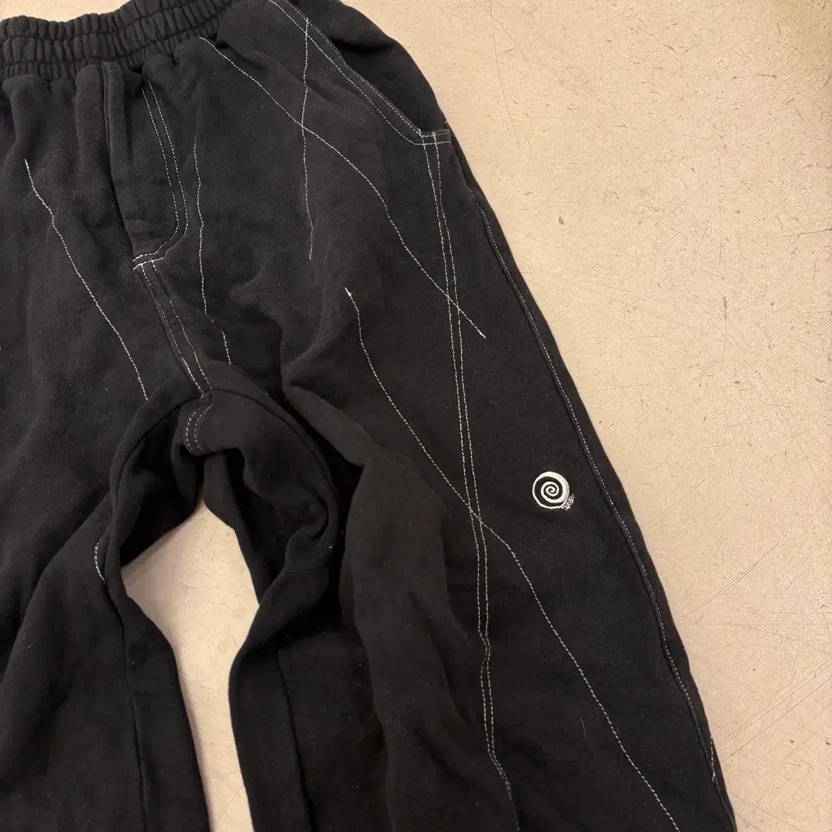 トレブル スティッチ スモールロゴ シャーリング パンツ