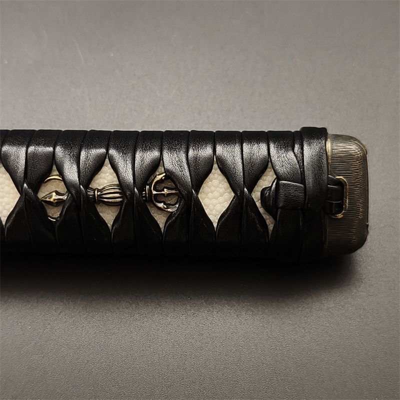 日本刀柄 矢縁頭 三鈷杵目貫 pbz40 日本刀装具 新品 全長約26CM 本鮫皮