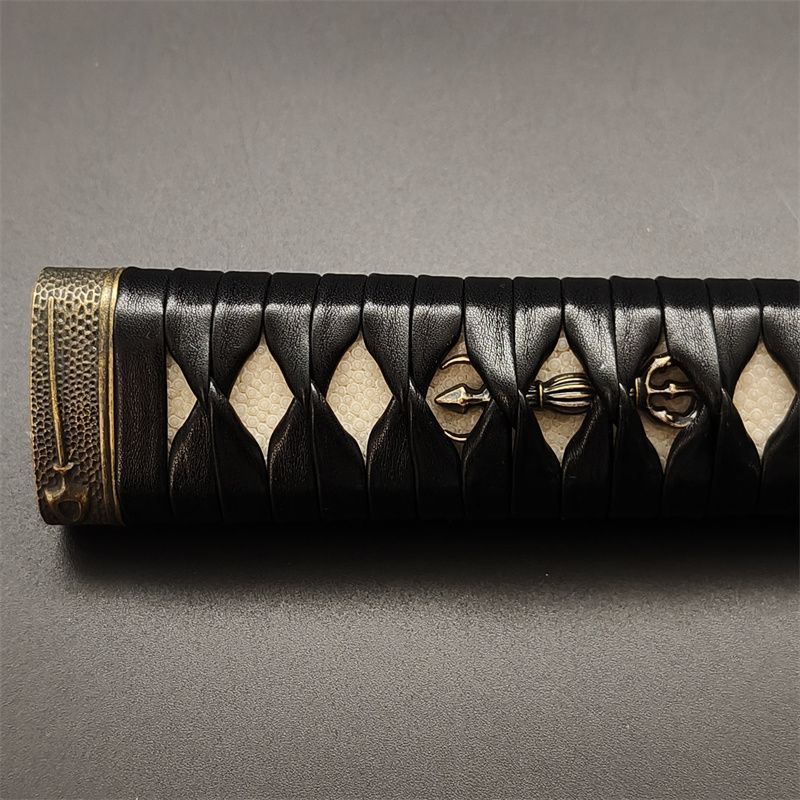 日本刀柄 矢縁頭 三鈷杵目貫 pbz40 日本刀装具 新品 全長約26CM 本鮫皮