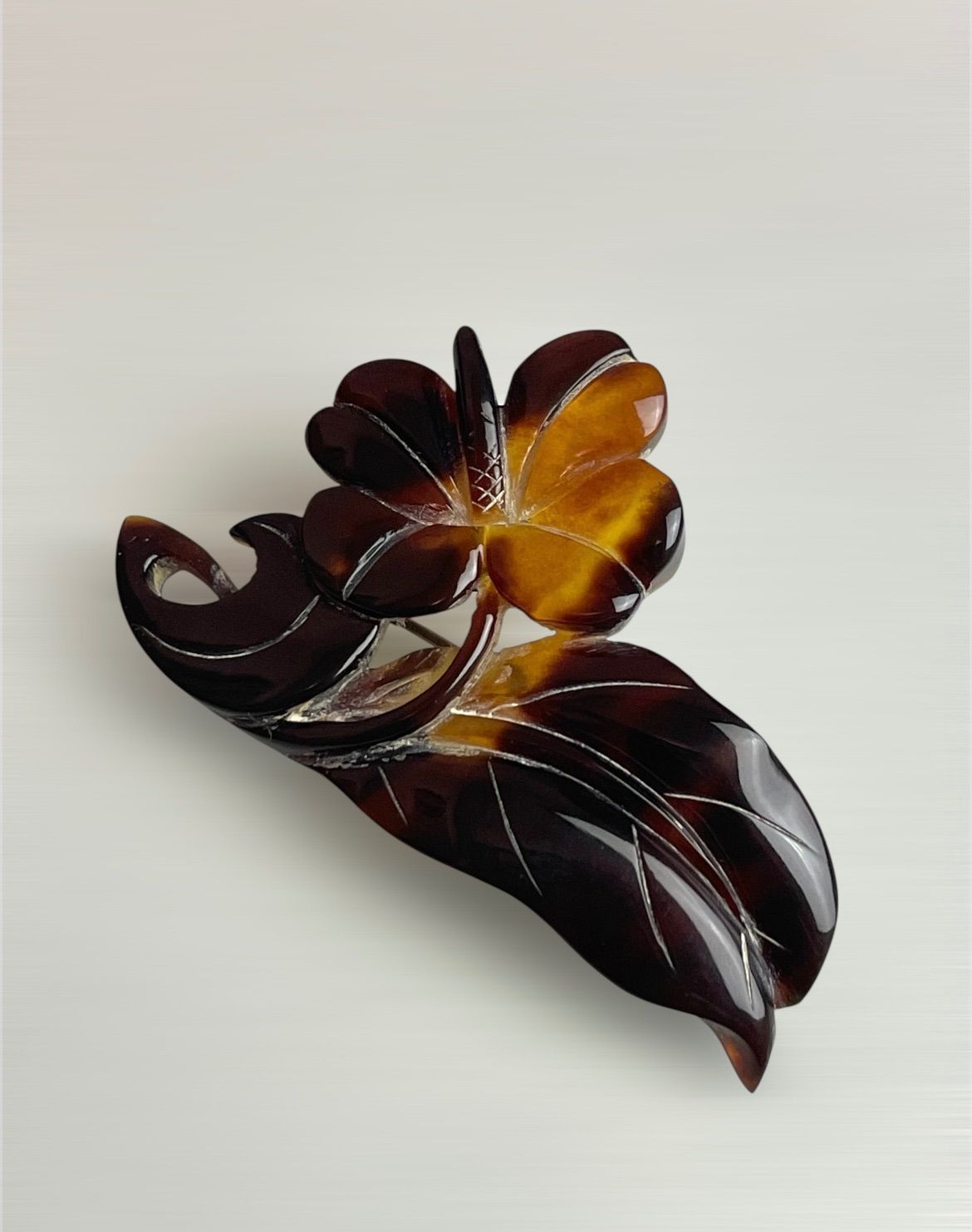 本鼈甲 職人手彫り 花葉モチーフ ブローチ - メルカリ