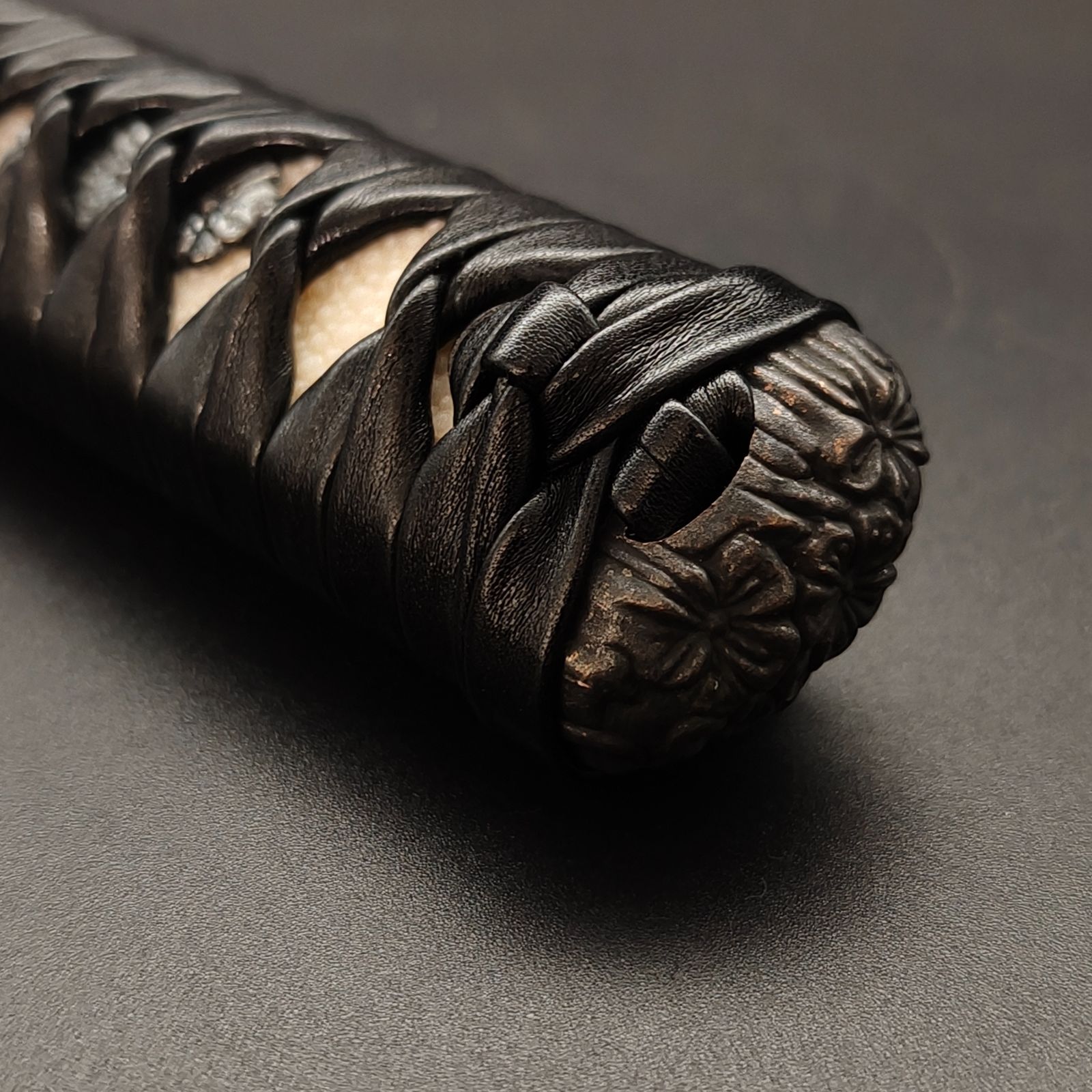 日本刀柄 桜縁頭 桜目貫 pbz04 日本刀装具 新品 全長約26CM 本鮫皮