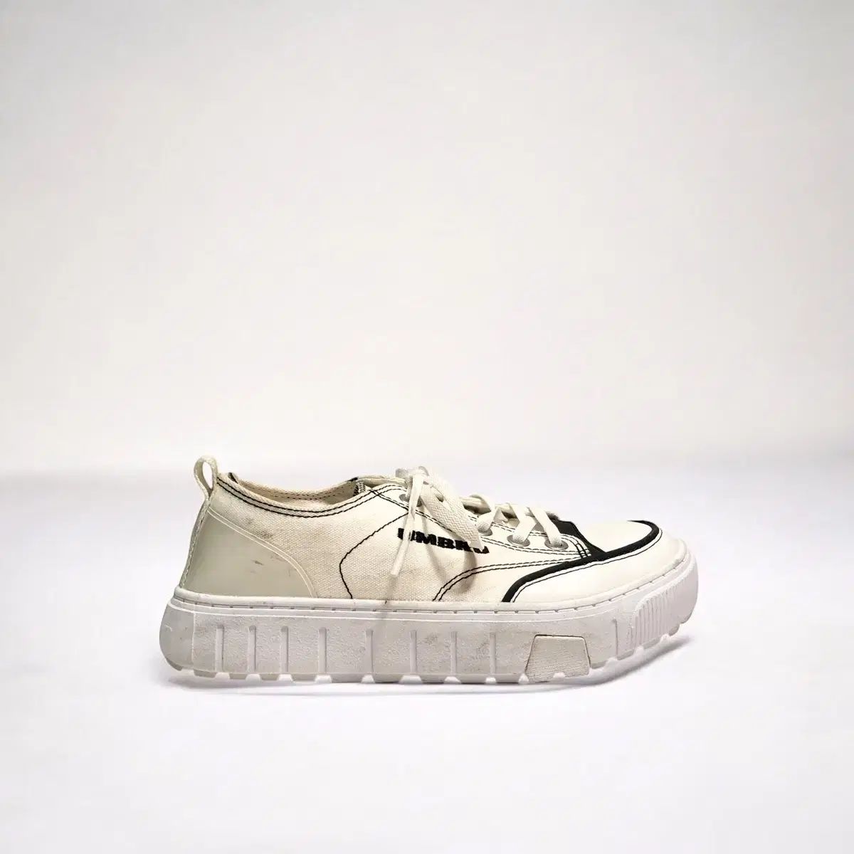 アンブロ フラットフォーム スニーカー 235