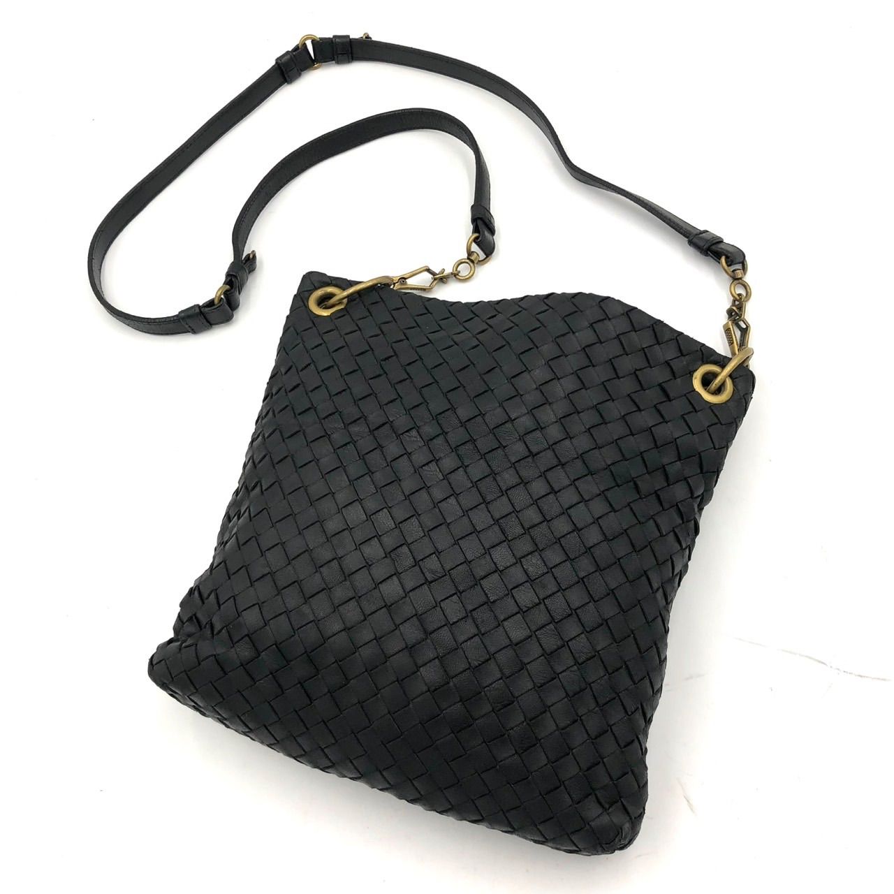 ボッテガヴェネタ イントレチャート ショルダーバッグ 黒 レザー 斜め